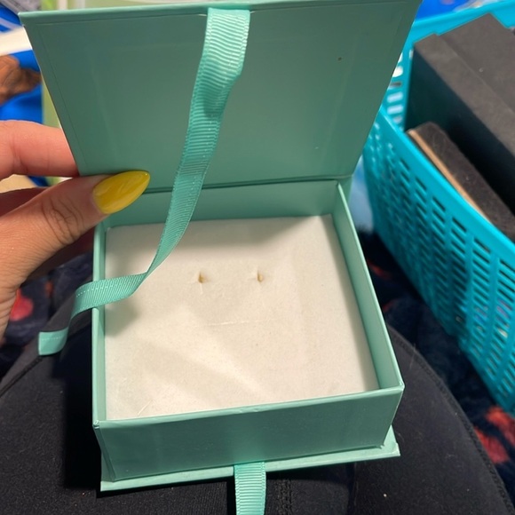 Earring box empty - Picture 1 of 2